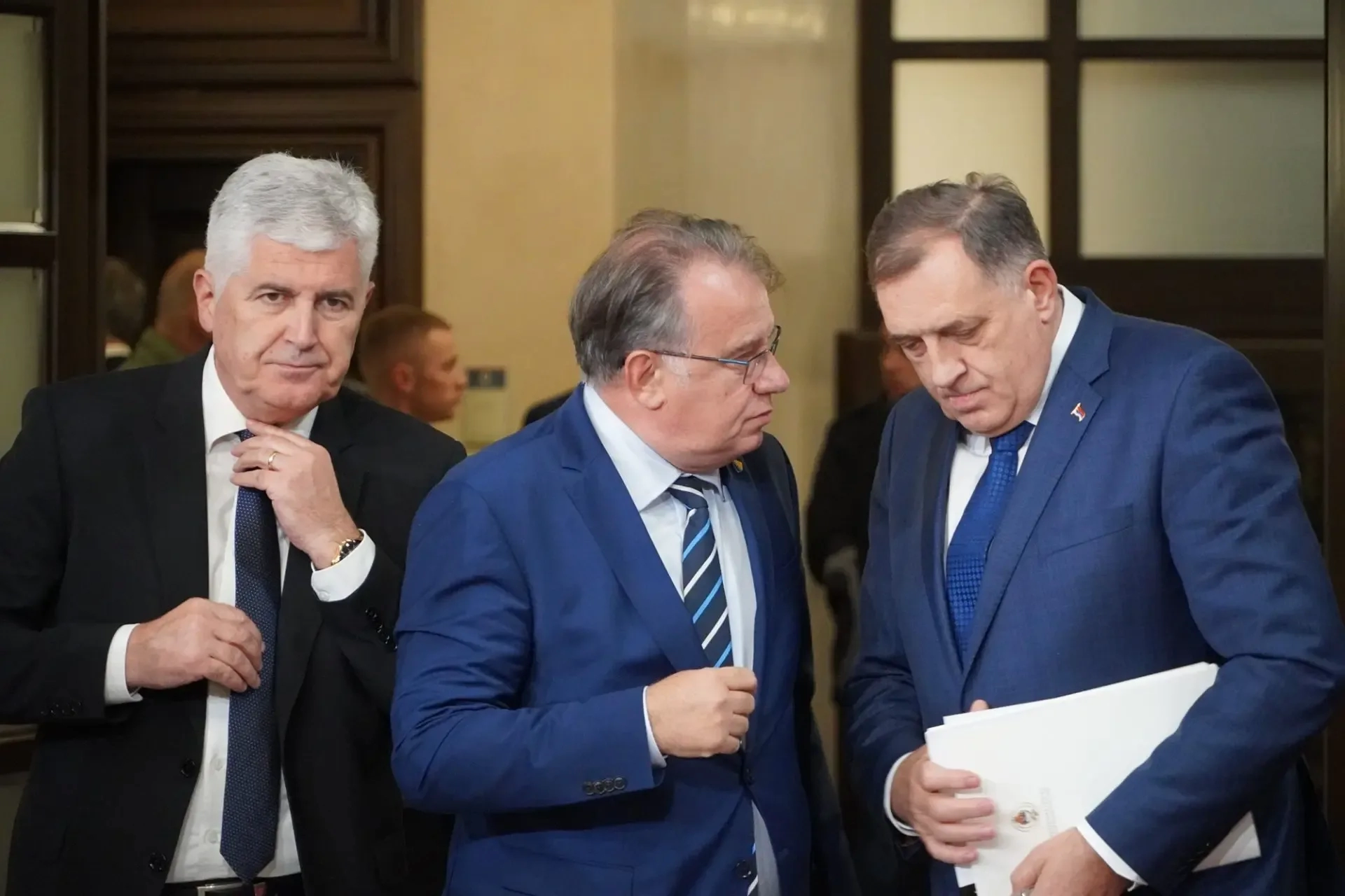 Dodik kao otima, 'trojka' kao ne da